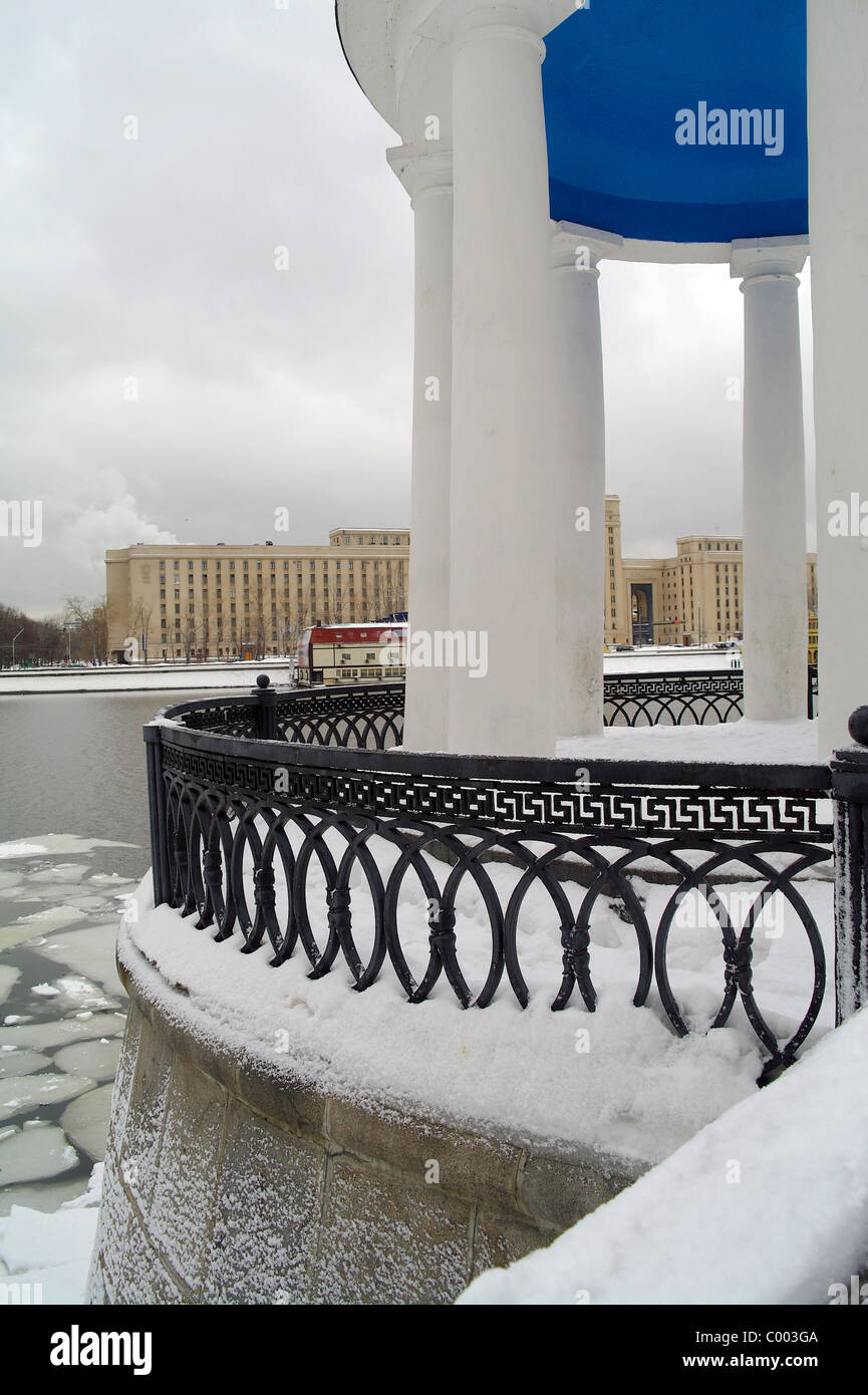 Rotunde Fragment im Park Bitter im Winter gegen den Fluss, Moskau, Russland Stockfoto