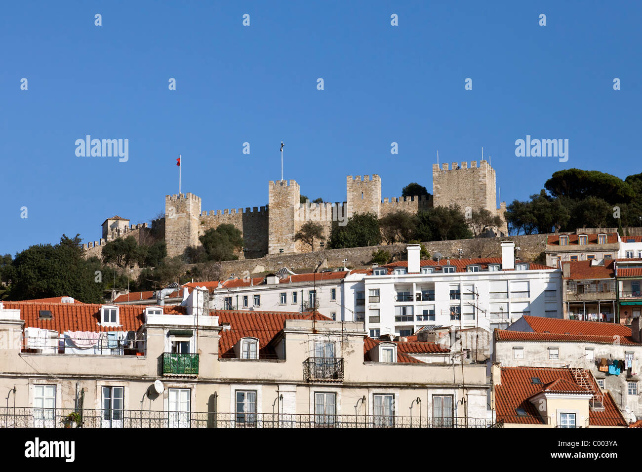 Blick auf Sao Jorge Castle von der Baixa Lisboa (Lissabon Innenstadt). Portugal Stockfoto