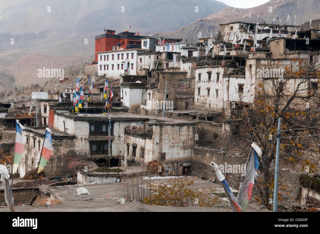 Gompa und Häuser in der traditionellen tibetischen Dorf Jarkot in der Mustang Annapurna Region Nepal Stockfoto