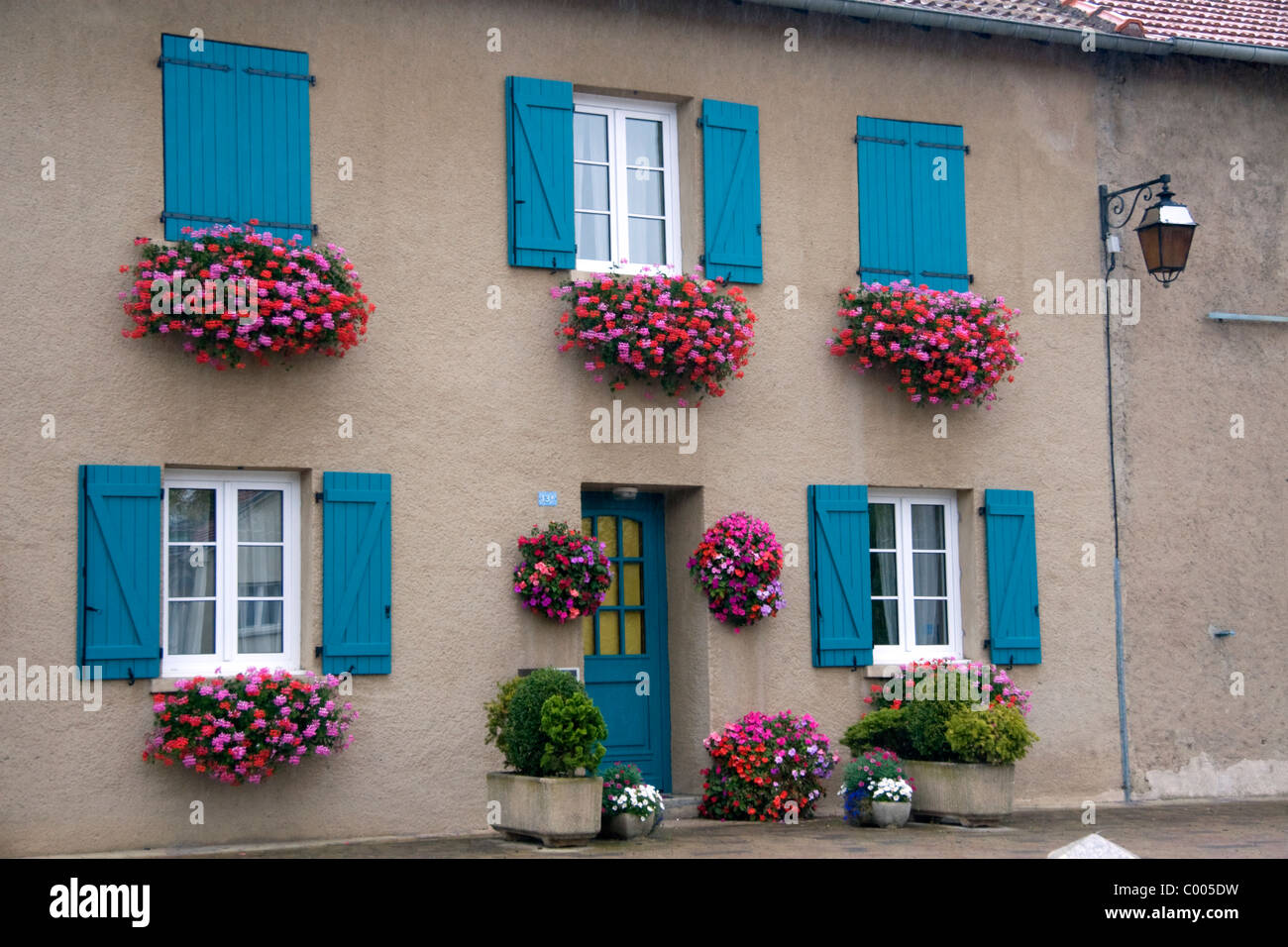 Blumenkästen auf Häuser in der Gemeinde von Rodemack, Nordost Frankreich. Stockfoto