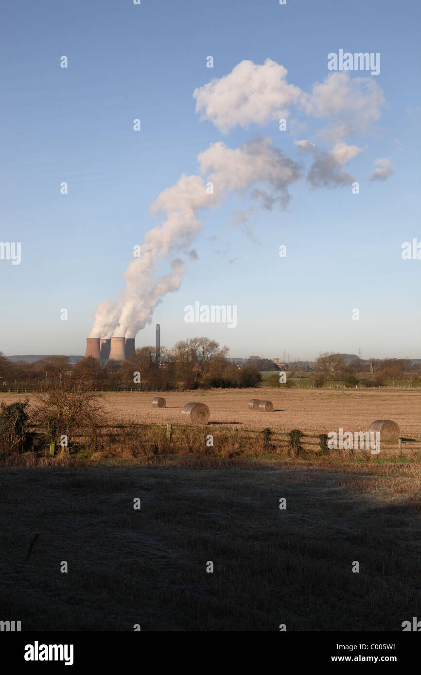 Kraftwerk Rugeley mit Ackerland im Vordergrund Stockfoto