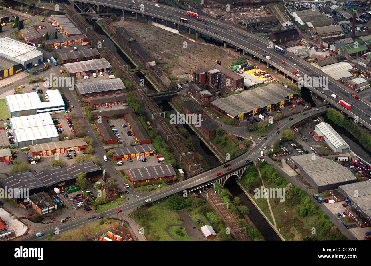 Luftaufnahme der Smethwick Glas Werke von Chance Brothers in West Midlands mit Autobahn M5 und Spon Lane und Hartley Brücke Stockfoto