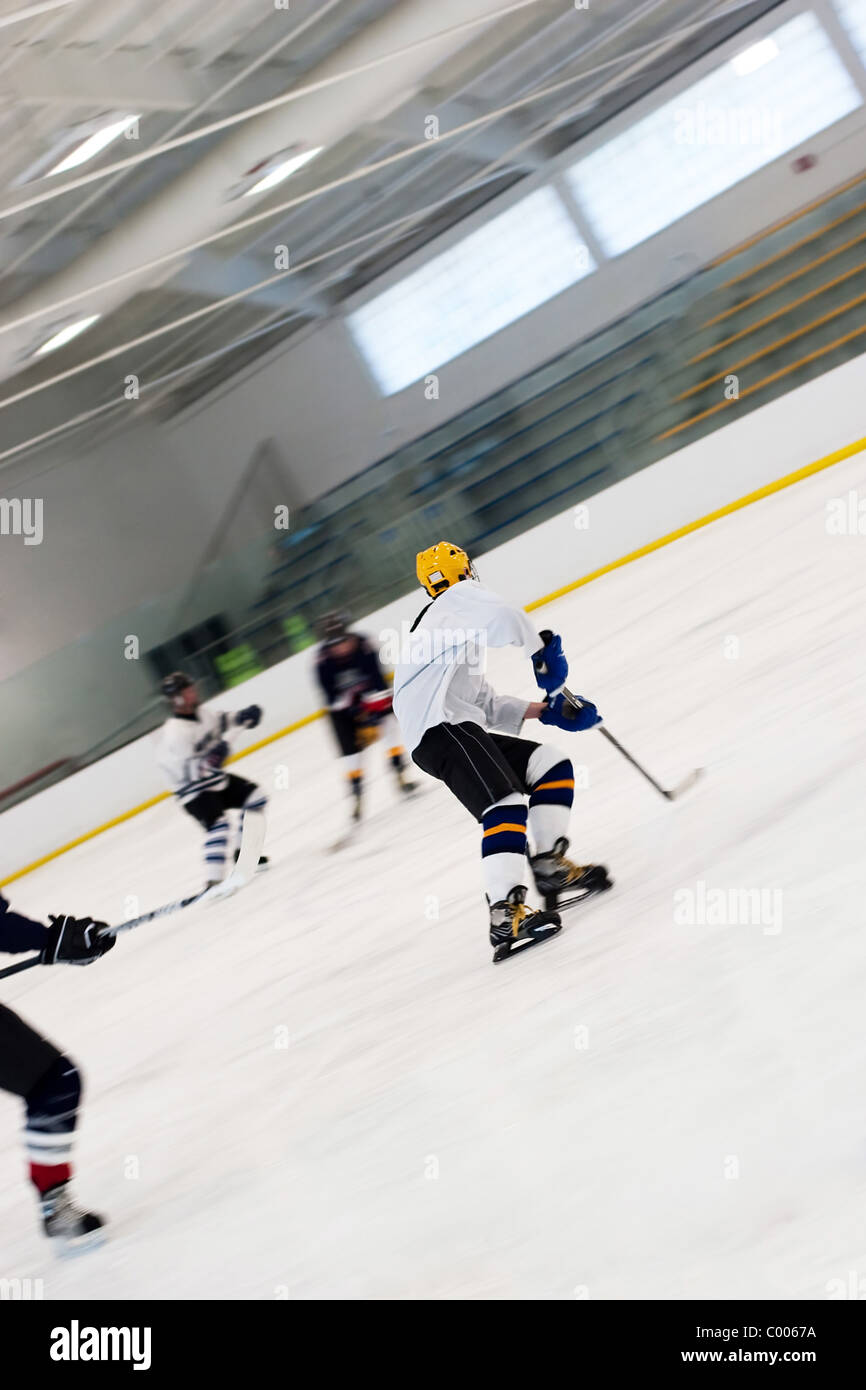 Hockey-Spieler auf eine schnelle Pause wie sie das Eis hinunter zu beschleunigen. Stockfoto