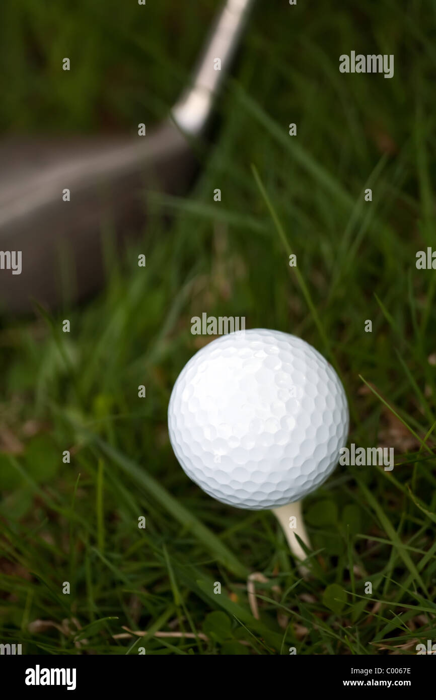 Ein weiße Golfball richten Sie am Abschlag mit einem Fahrer zu schwingen. Geringe Schärfentiefe. Stockfoto