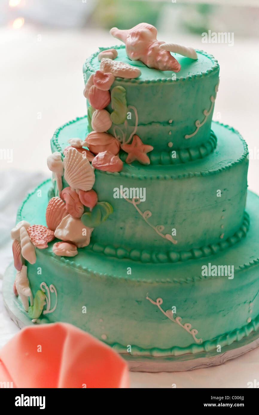 Ein blauer Strand unter dem Motto Hochzeitstorte mit drei Etagen. Stockfoto