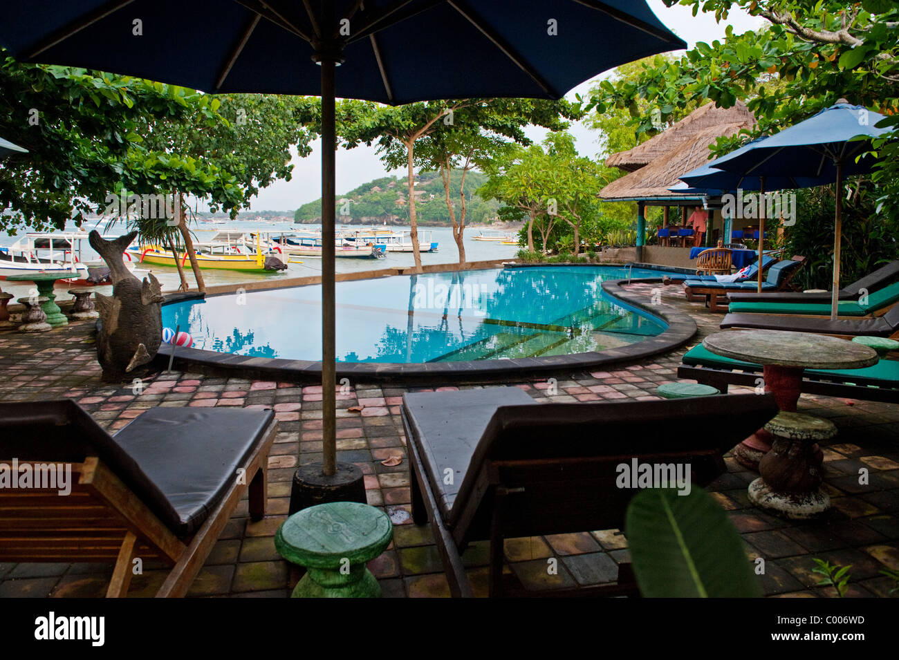 Der Pool im Tamarind Bay Resort bietet eine ausgezeichnete Gelegenheit zur Abkühlung in den heißen, feuchten tropischen Umgebung von Bali Stockfoto
