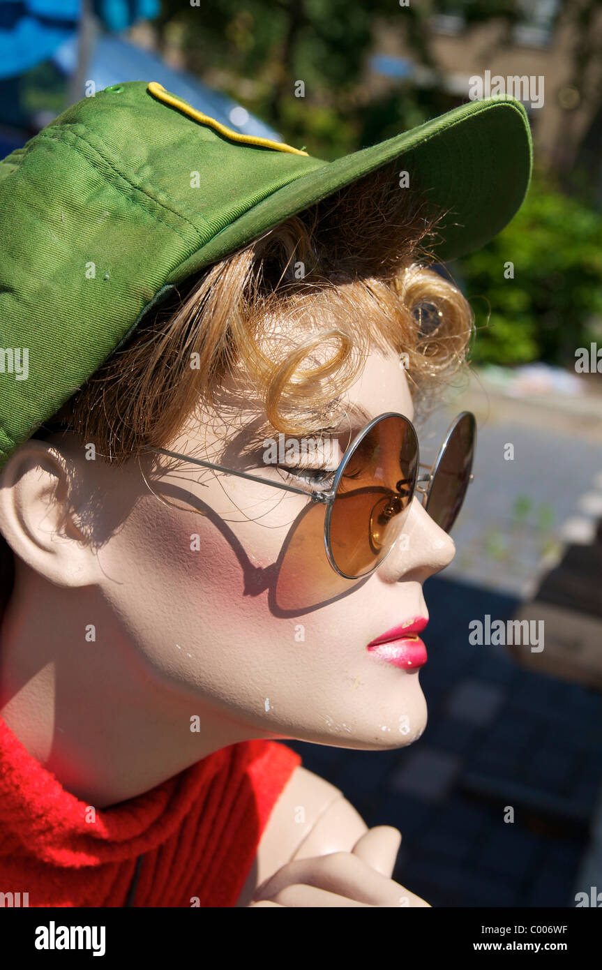 Weibliche Schaufensterpuppe mit Sonnenbrille auf dem Markt in Almere (Niederlande). Stockfoto