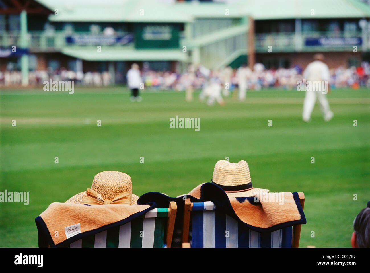 Männer beobachten Cricket-Spiel Stockfoto