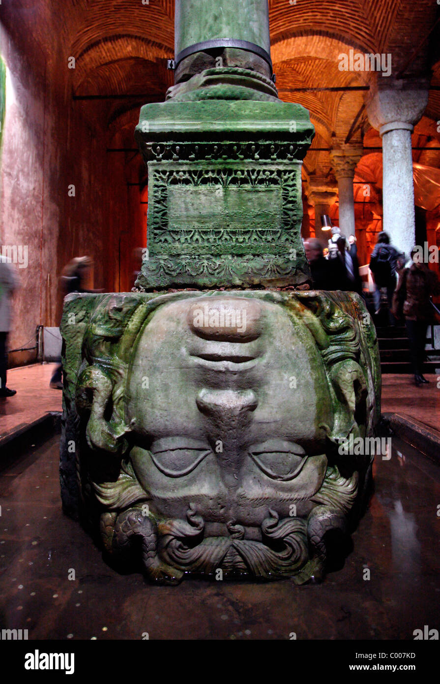 Türkei, Istanbul, die Basilika-Zisterne, ein Haupt der Medusa, auf den Kopf gestellt in eines der zahlreichen Spalten. Stockfoto