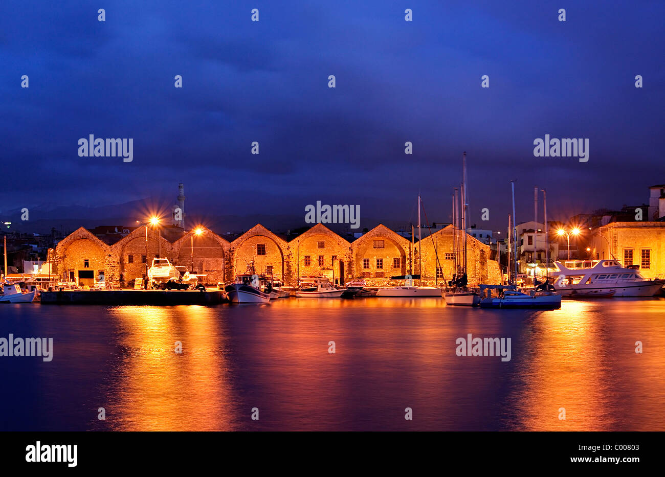 Die "Neoria" (venezianischen Werften) in der alten, venezianischen Hafen von Chania-Stadt, in der Nacht. Kreta, Griechenland Stockfoto