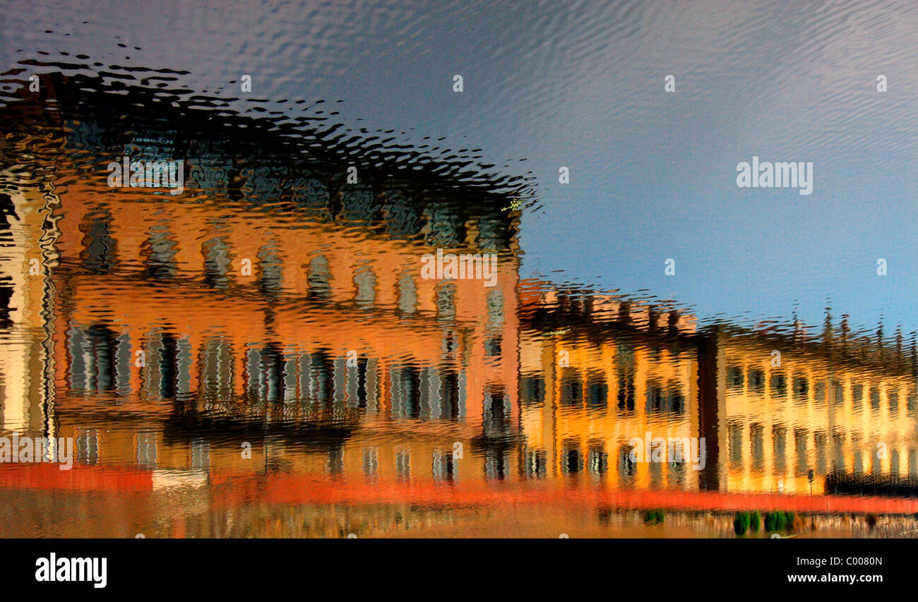 Umgekehrte Spiegelbild des Hauses in Florenz, spiegelt sich auf der Oberfläche des Arno-Flusses. Stockfoto