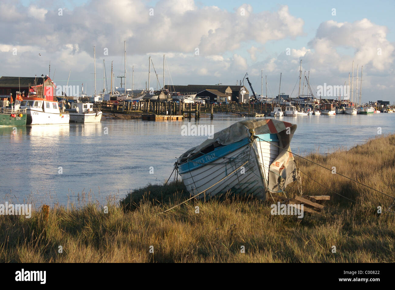 Vertäute Schiffe im Hafen von Southwold, Suffolk im winter Stockfoto