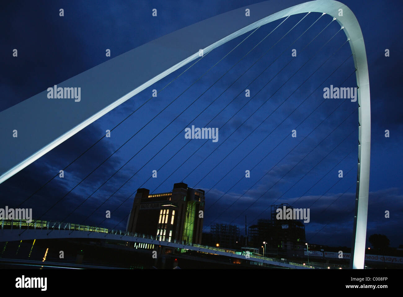 Zwinkernde Auge Bridge bei Nacht Stockfoto