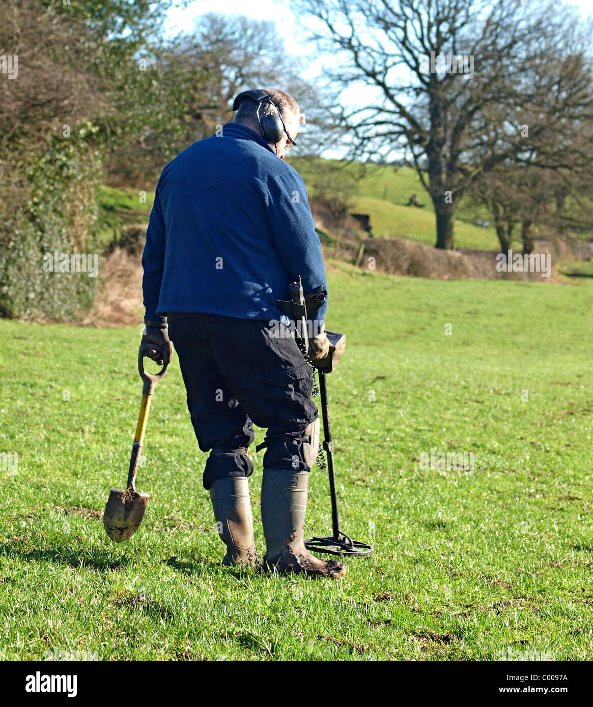 Verwenden einen Metalldetektor Schatzsuche Stockfoto