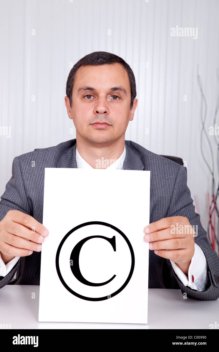 Reife Rechtsanwalt Geschäftsmann hält ein copyright-symbol Stockfoto