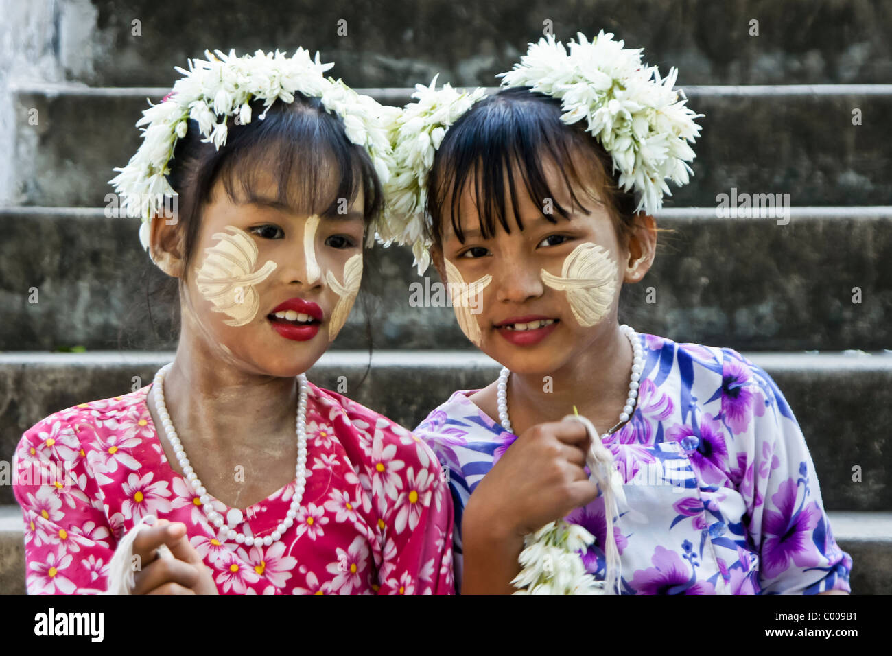 Mädchen mit Thanaka bildseitig Verkauf von Blumen, Mandalay, Myanmar (Burma) Stockfoto