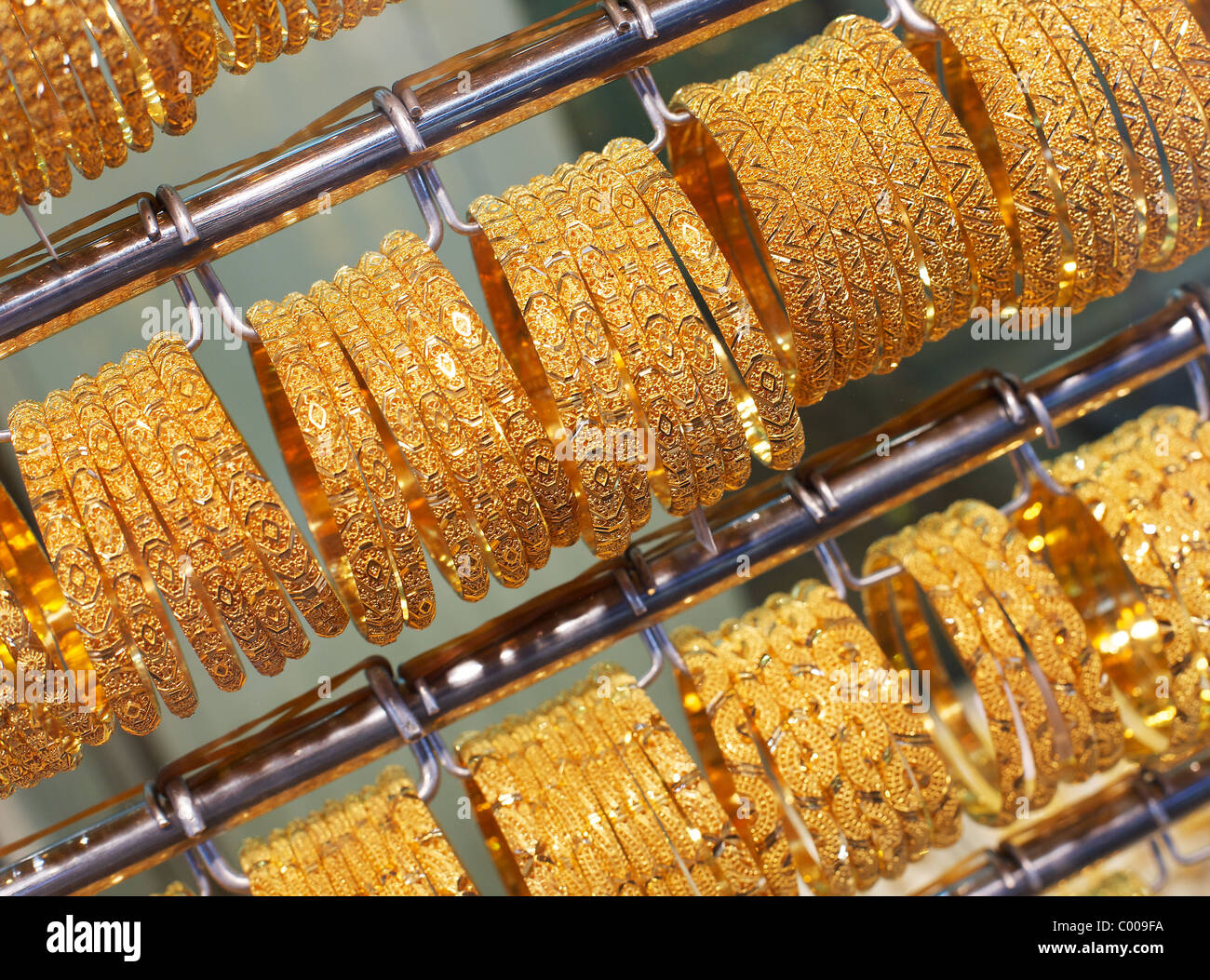 Gold Armbänder auf Verkauf in gold Souk, Dubai, Vereinigte Arabische Emirate Stockfoto
