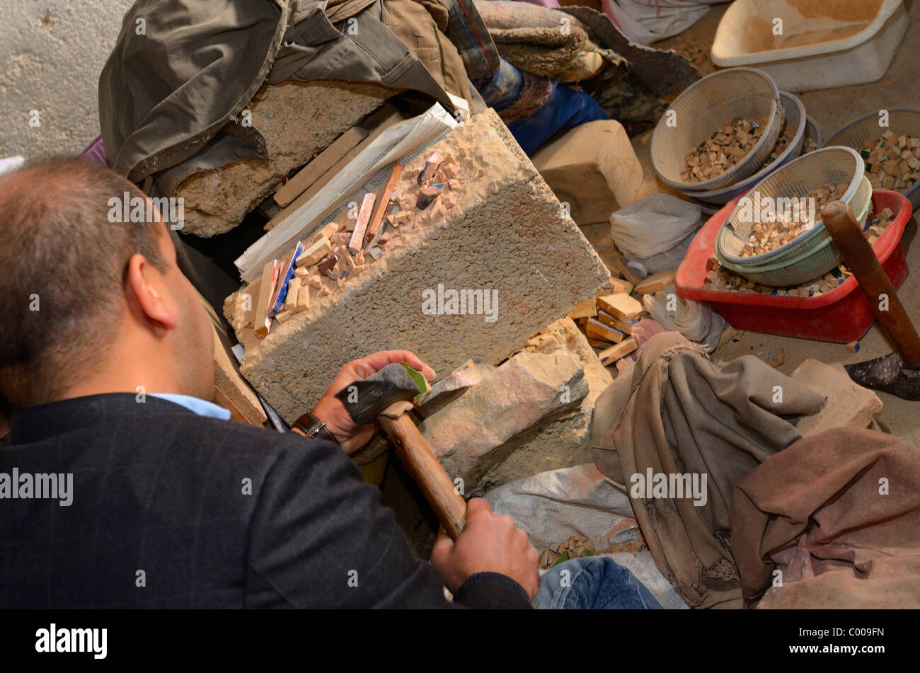 Terra Cotta Stücke für Zellige eigelegten im Workshop von Fez Marokko Nordafrika glasiert Handwerker Freihand Meißeln Stockfoto