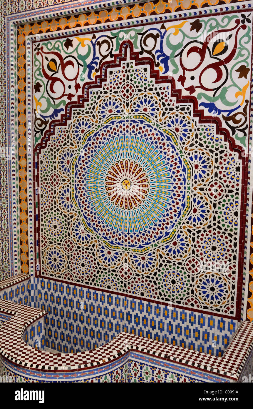 Neu abgeschlossen zellige Terra Cotta glasierte Fliesen Brunnen Mosaik Muster fes Fes Marokko Nordafrika shop Stockfoto