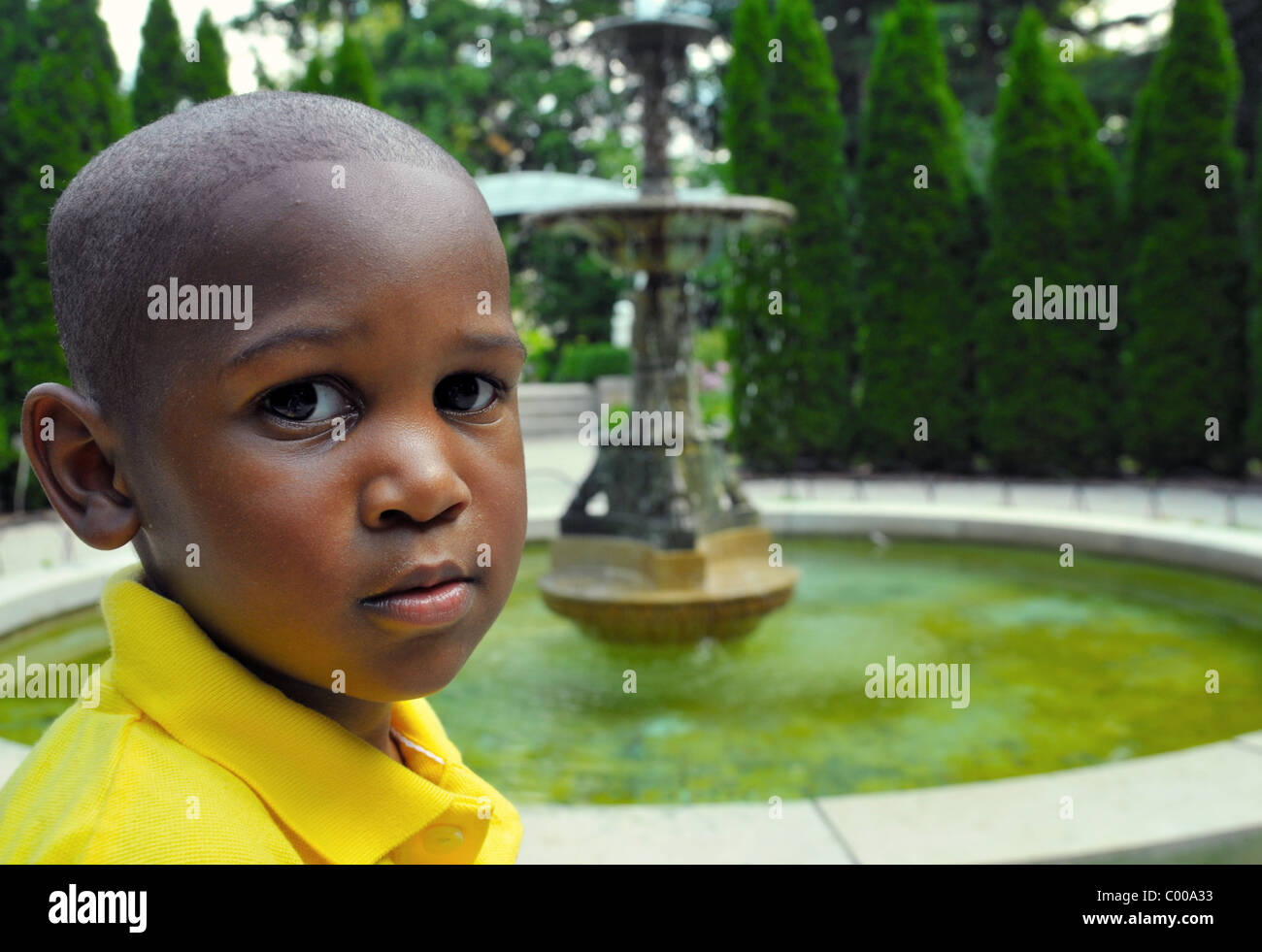 Kinder erkunden das Gelände des Indianapolis Museum of Art in Indianapolis, Indiana Stockfoto