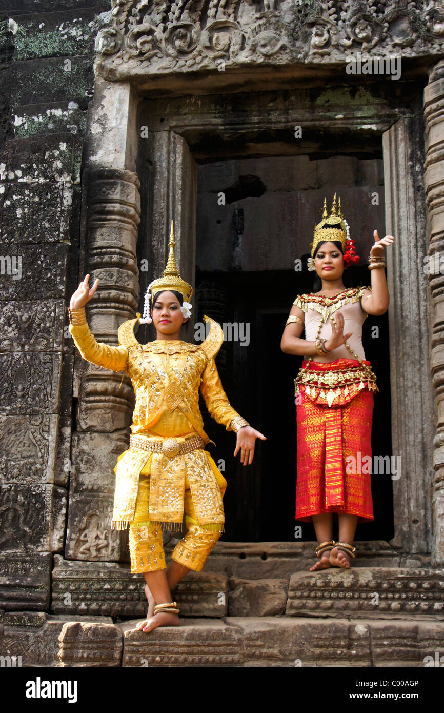 Makala und Apsara-Tänzerinnen im Bayon von Angkor Thom, Siem Reap, Kambodscha Stockfoto