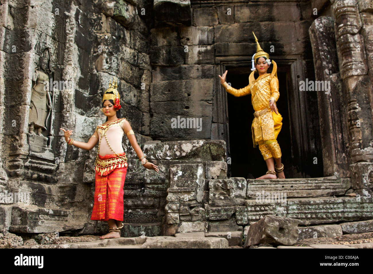 Apsara und Makala Tänzerinnen im Bayon von Angkor Thom, Siem Reap, Kambodscha Stockfoto