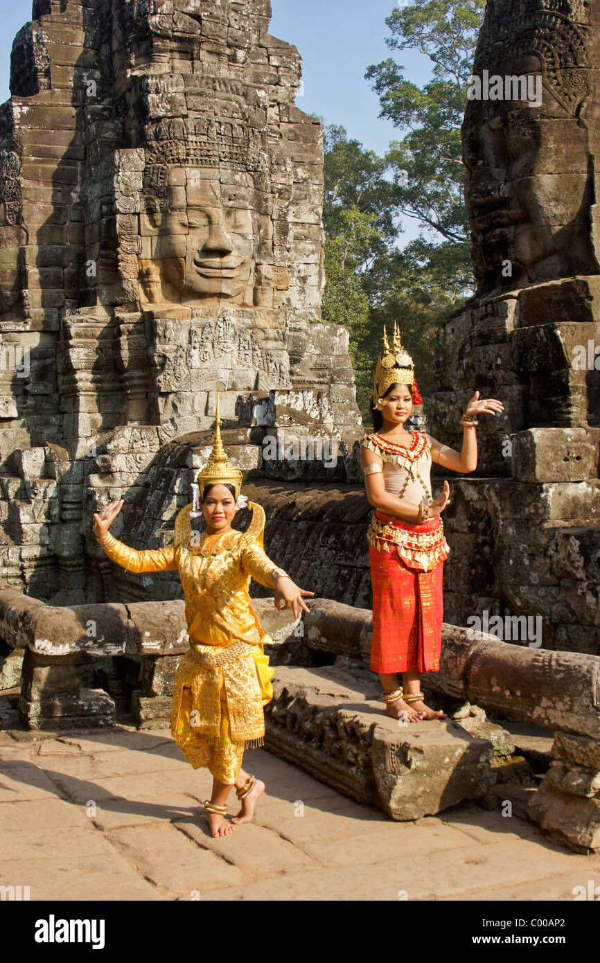 Makala und Apsara-Tänzerinnen im Bayon von Angkor Thom, Siem Reap, Kambodscha Stockfoto