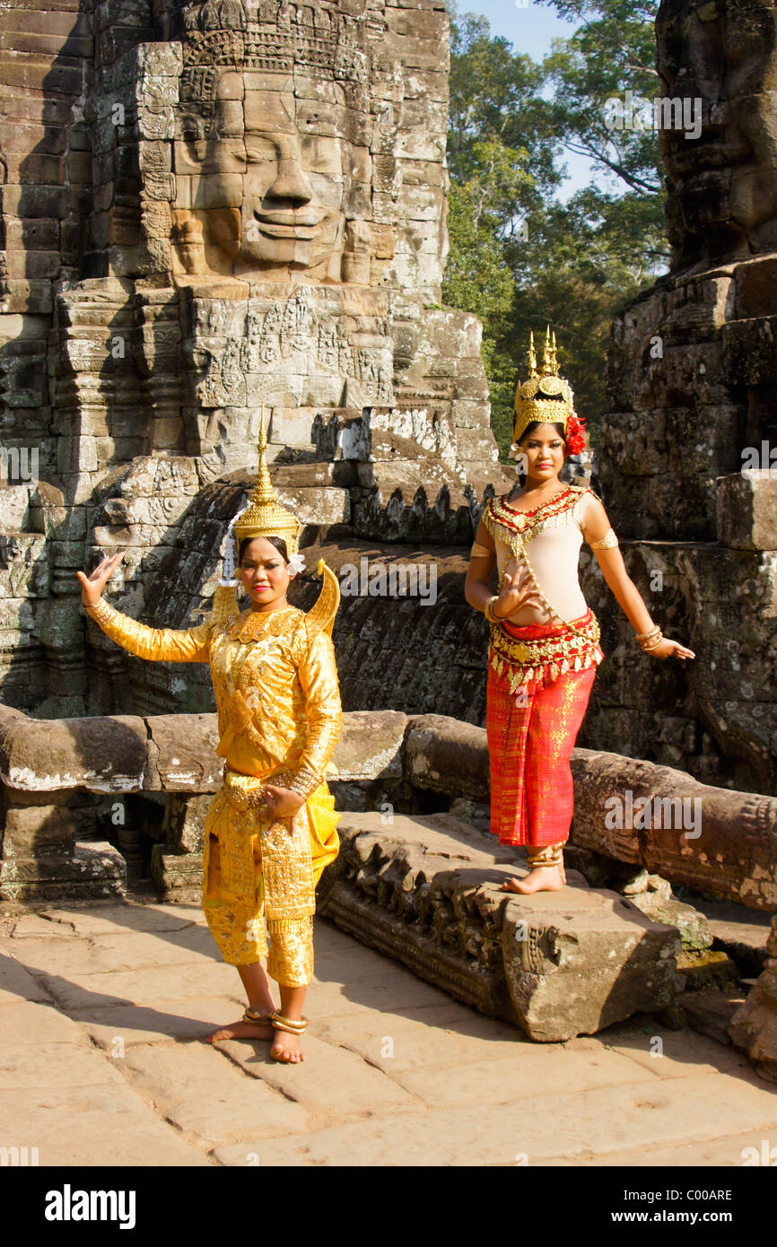 Makala und Apsara-Tänzerinnen im Bayon von Angkor Thom, Siem Reap, Kambodscha Stockfoto