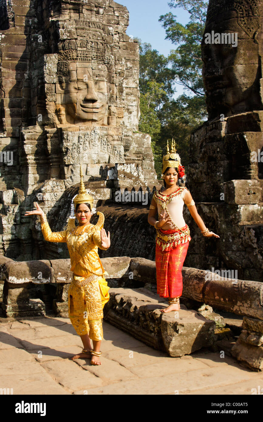 Makala und Apsara-Tänzerinnen im Bayon von Angkor Thom, Siem Reap, Kambodscha Stockfoto