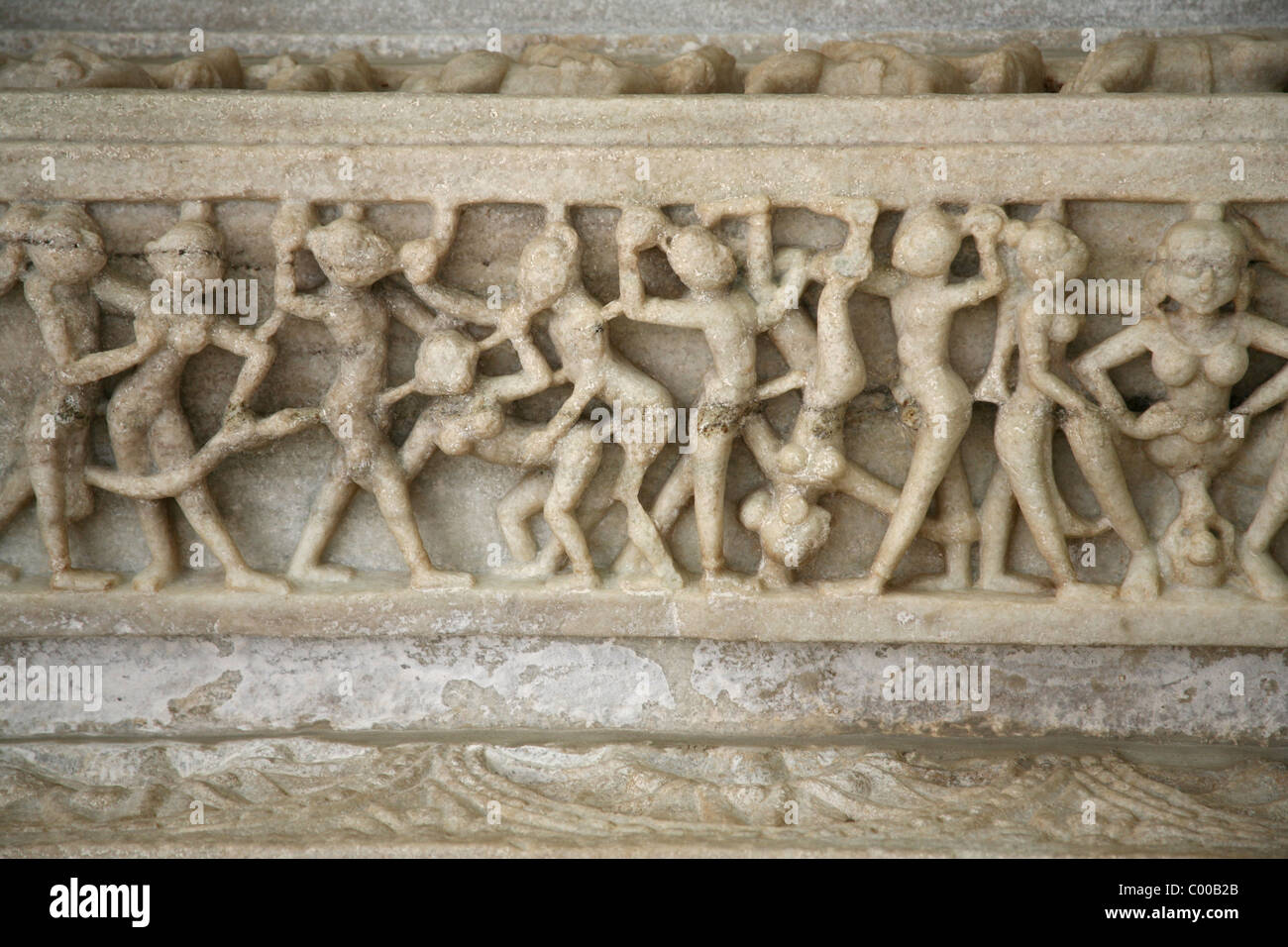 Marmor schnitzen am Eingang zum Adishwar Chaumukha Mandir Jain-Tempel in Ranakpur, Rajasthan Stockfoto