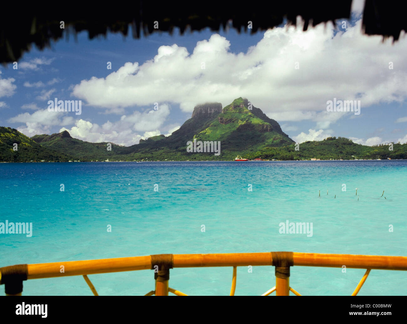 Tropische Lagune von Holzhütte betrachtet Stockfoto