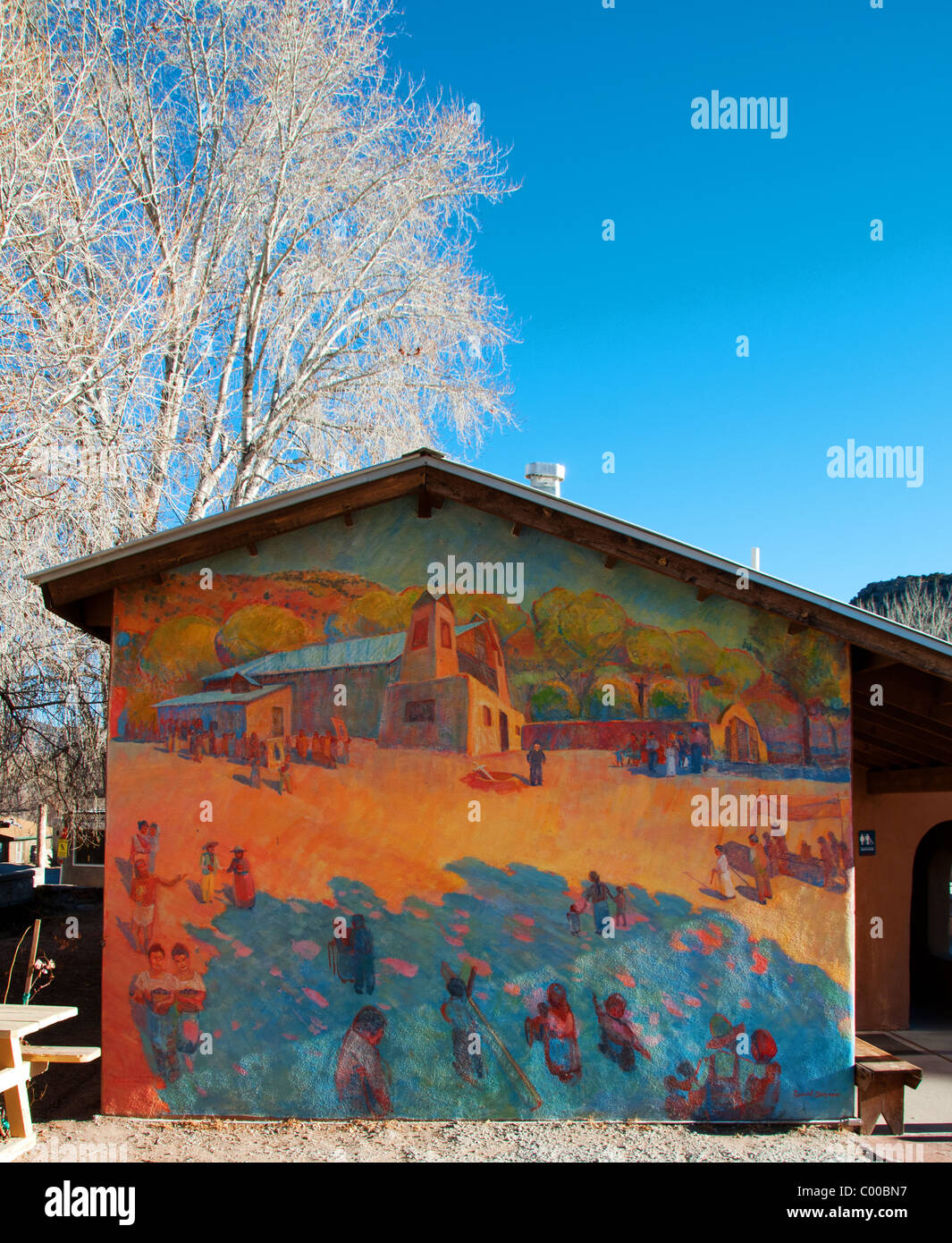 Wandbilder und Bildmaterial rund um die Wallfahrtskirche Chimayo, New Mexico, USA Stockfoto