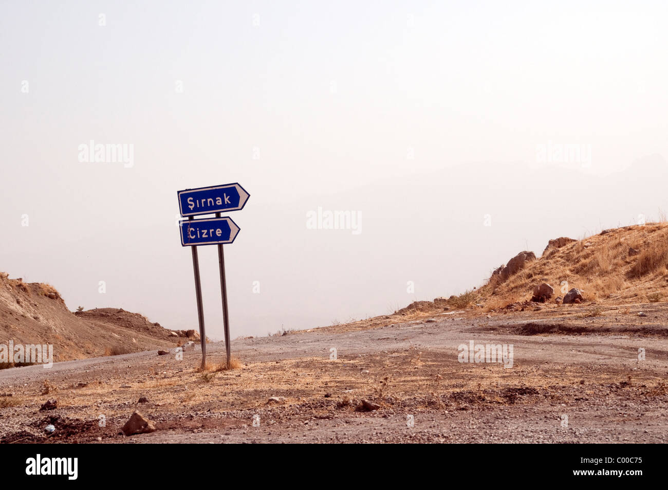 Ein Schild in den Bergen von Südosten der Türkei, der die Richtung von den Städten Sirnak und Cizre. Stockfoto