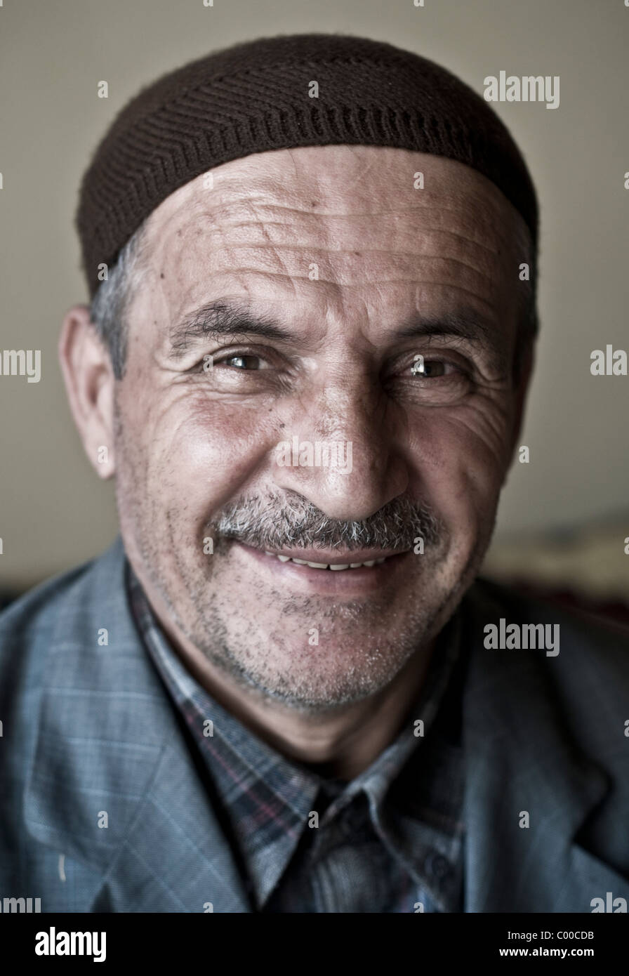 Porträt eines älteren Kurden, eines muslimischen Imam, der eine religiöse Totenmütze trägt, in Bahcesaray im östlichen Anatolien im Südosten der Türkei. Stockfoto