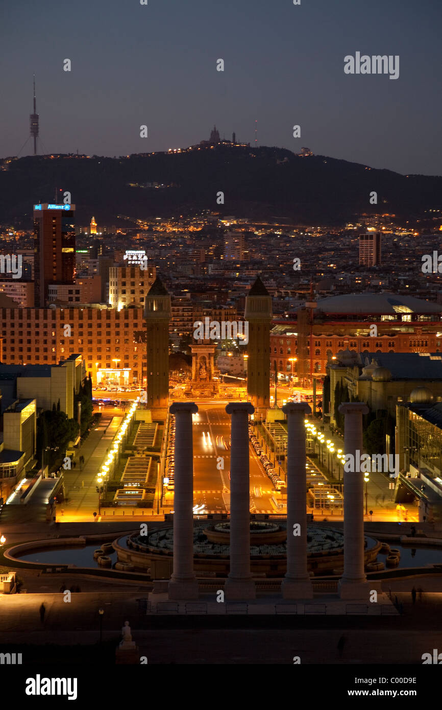 Plaza España, beleuchtet in der Nacht in Barcelona, Katalonien, Spanien Stockfoto