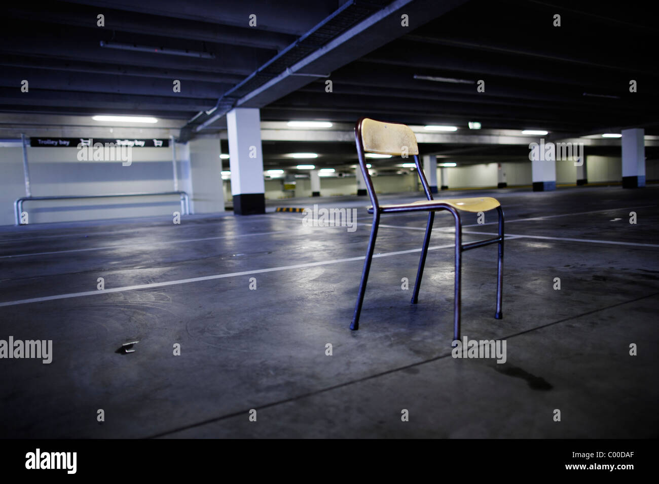 Leerer Stuhl im leeren Parkplatz. Stockfoto