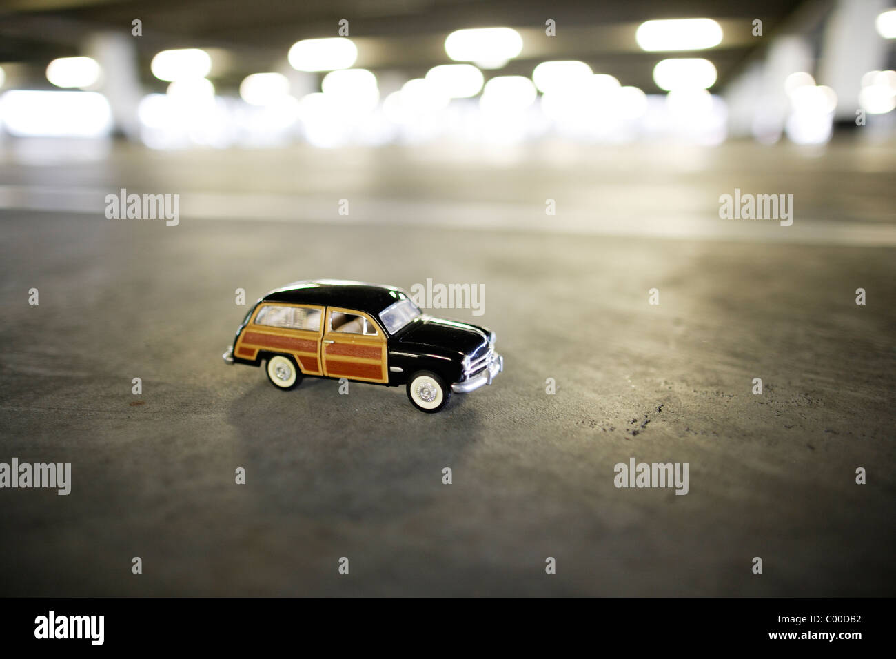 Spielzeugauto auf leeren Parkplatz. Stockfoto