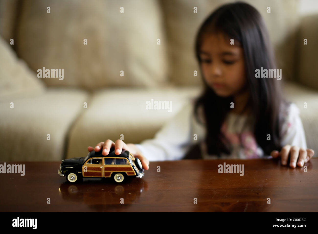 Mädchen spielt mit Spielzeug-Autos Stockfoto