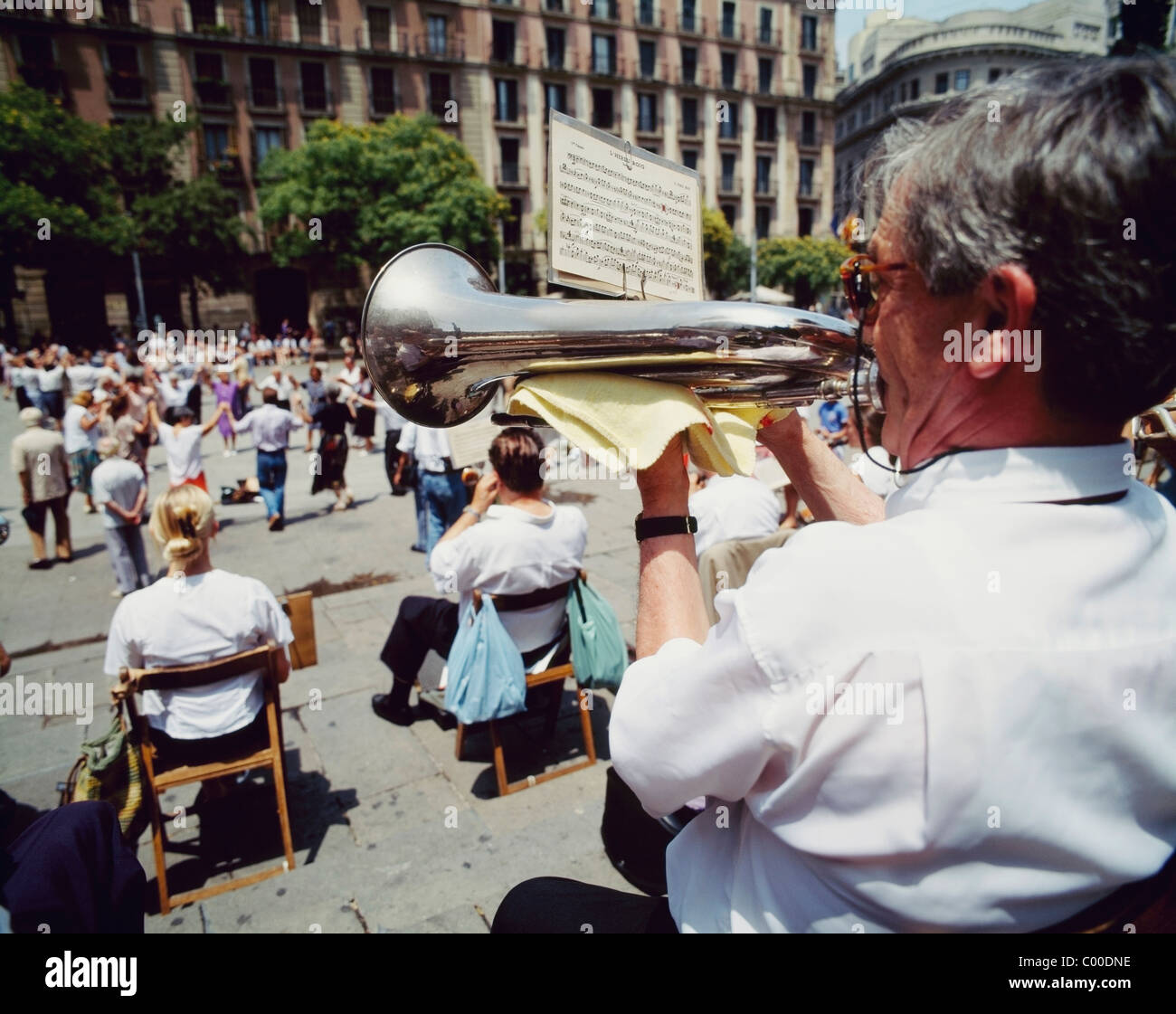 Man spielt Trompete vor der Kathedrale von Barcelona Stockfoto