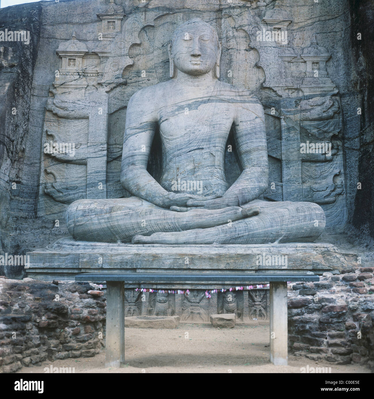 Statue von Budda In Fels gehauen Stockfoto