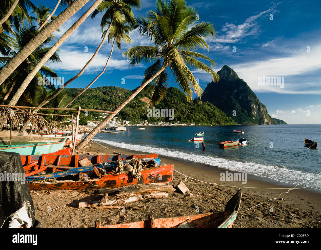 Angelboote/Fischerboote unter Palmen am Strand, mit Petit Piton im Hintergrund Stockfoto