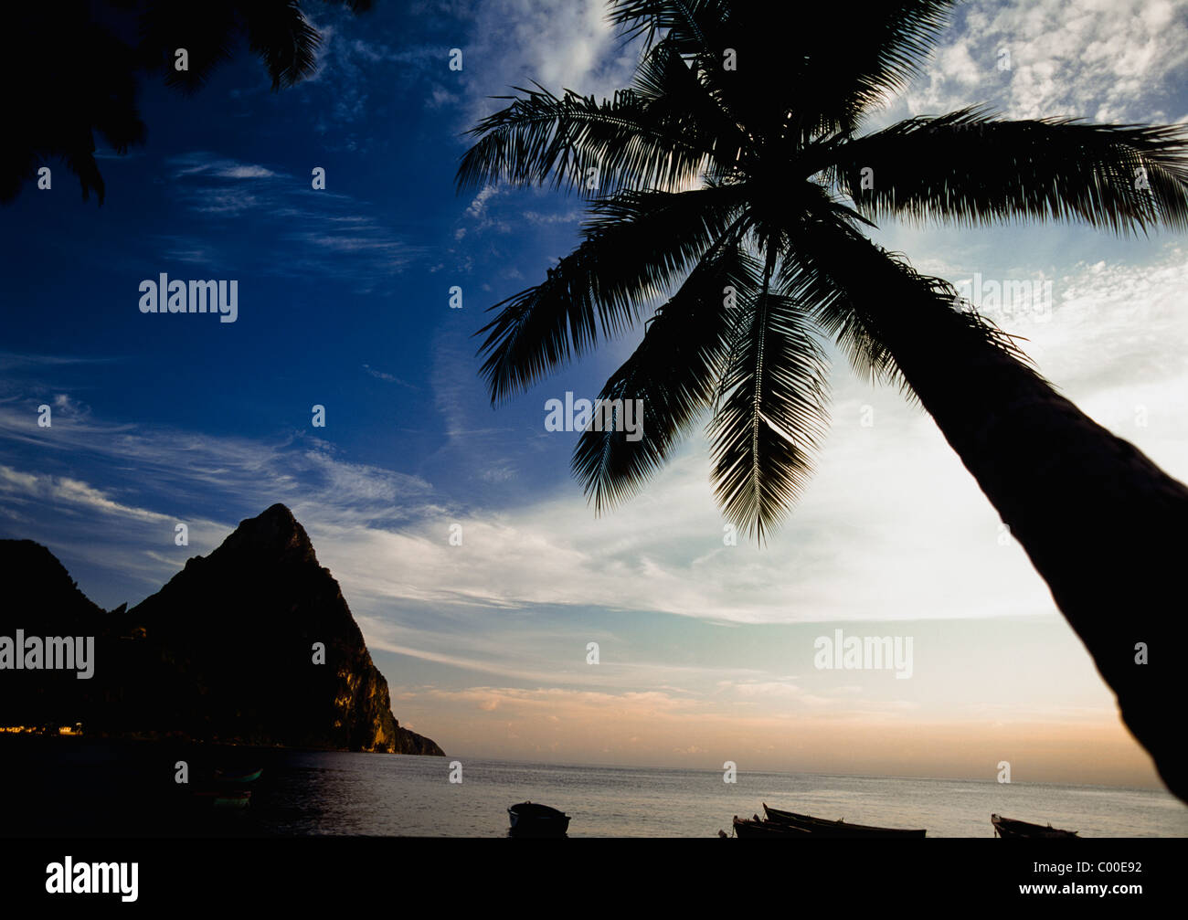 Silhouette von Palmen mit Petit Piton im Hintergrund Stockfoto