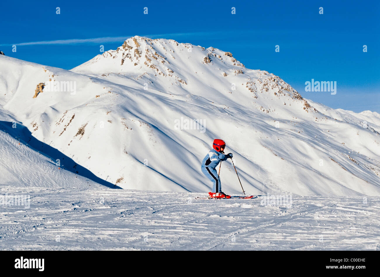Kind beim Skifahren in Bergen Stockfoto