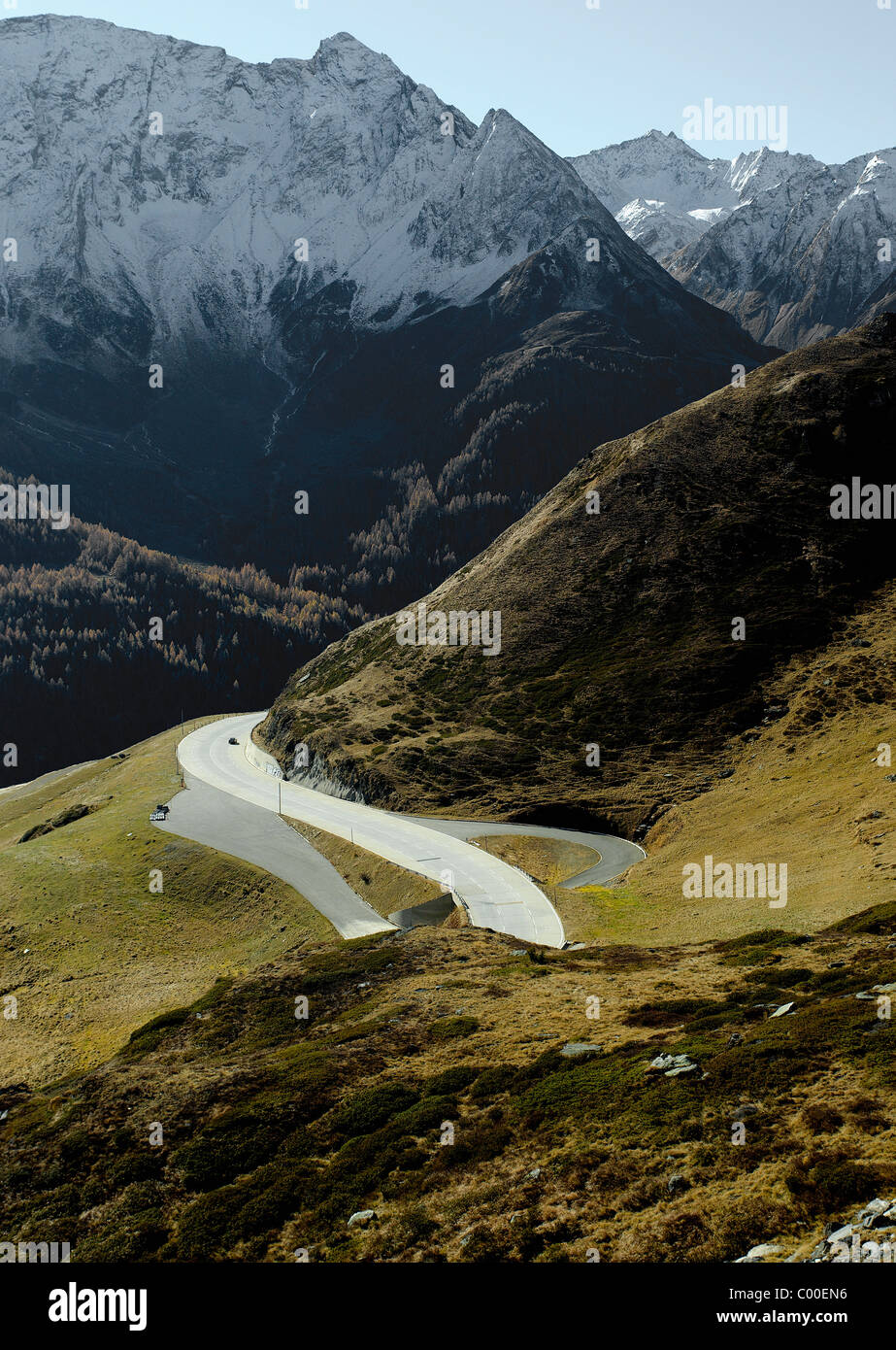 Kurvenreiche Straße in Bergen am Gotthard-Pass Stockfoto