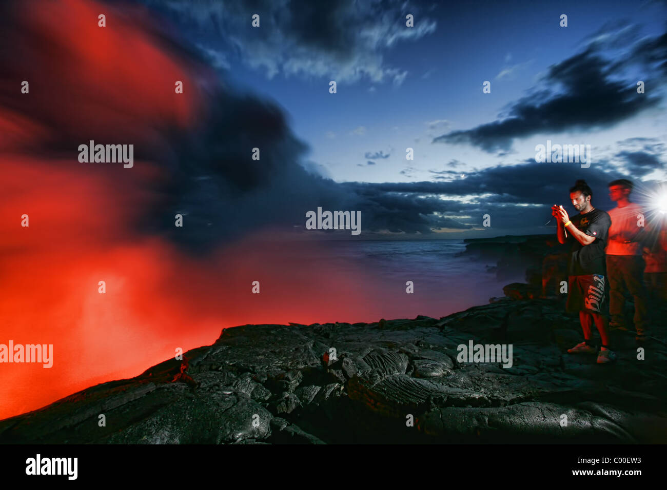 Touristen, die gerade des Kilauea Lavastroms auf Hawaiis big Island. Stockfoto