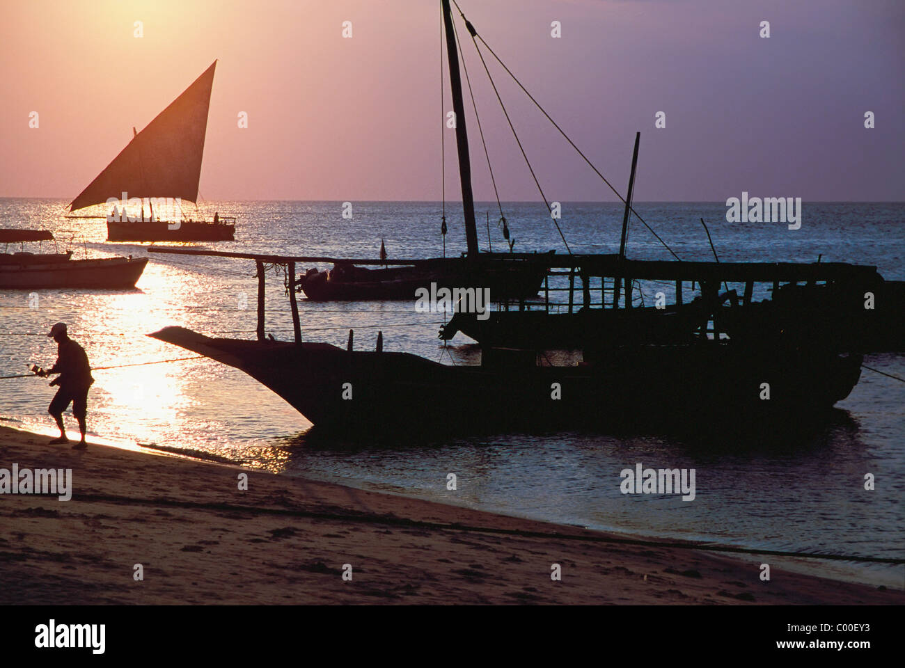 Silhouette der Fischer am Strand von Stone Town Stockfoto