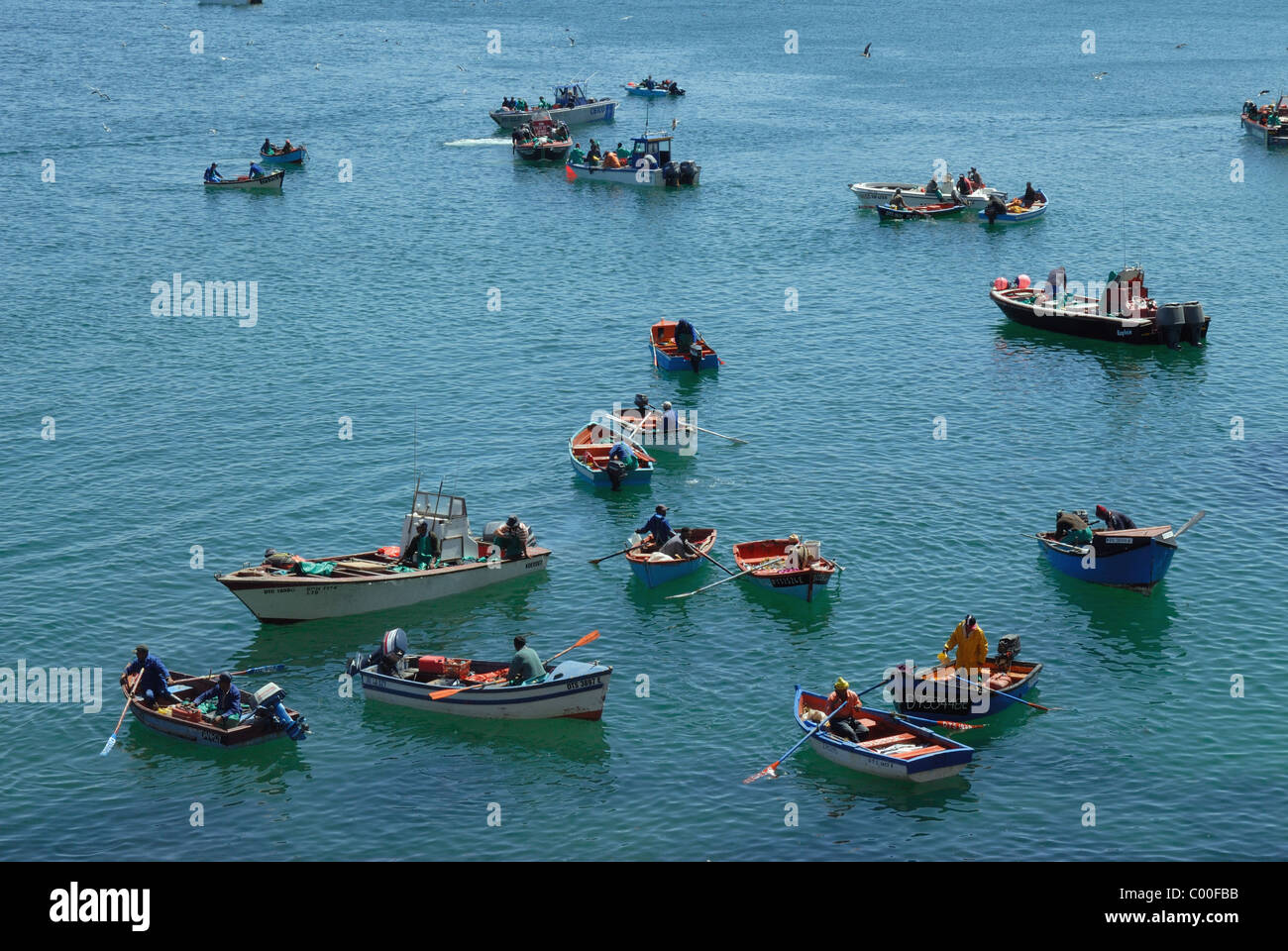 Fischer und Boote, die darauf warten, ihren Fang anlanden Stockfoto