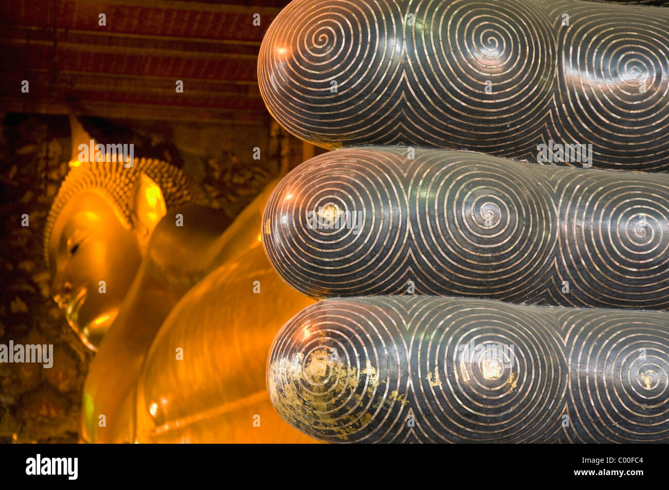 Detail der Zehen des großen liegenden buddha Stockfoto