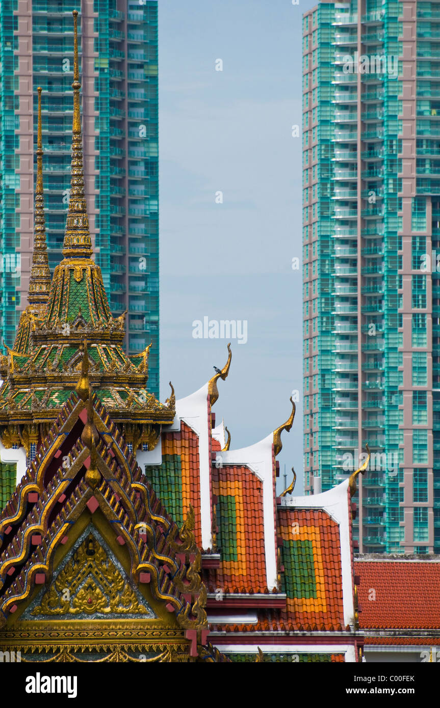 Kleine Tempel und modernen Hochhäusern in Bangkok Stockfoto