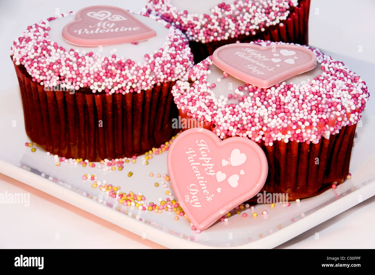 Valentinstag Kuchen Mit Rosa Marzipan Herzen Dekoration Auf Der Oberseite Gesetzt Auf Einem Dessertteller Stockfotografie Alamy